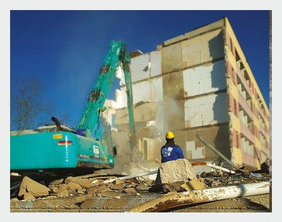 Bagger beim Rückbau eines brandgeschädigten Gebäudes